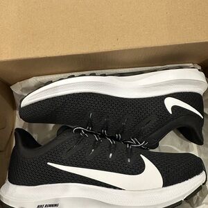 Nike Women's Black and White Athletic Shoes size 7 quest 2